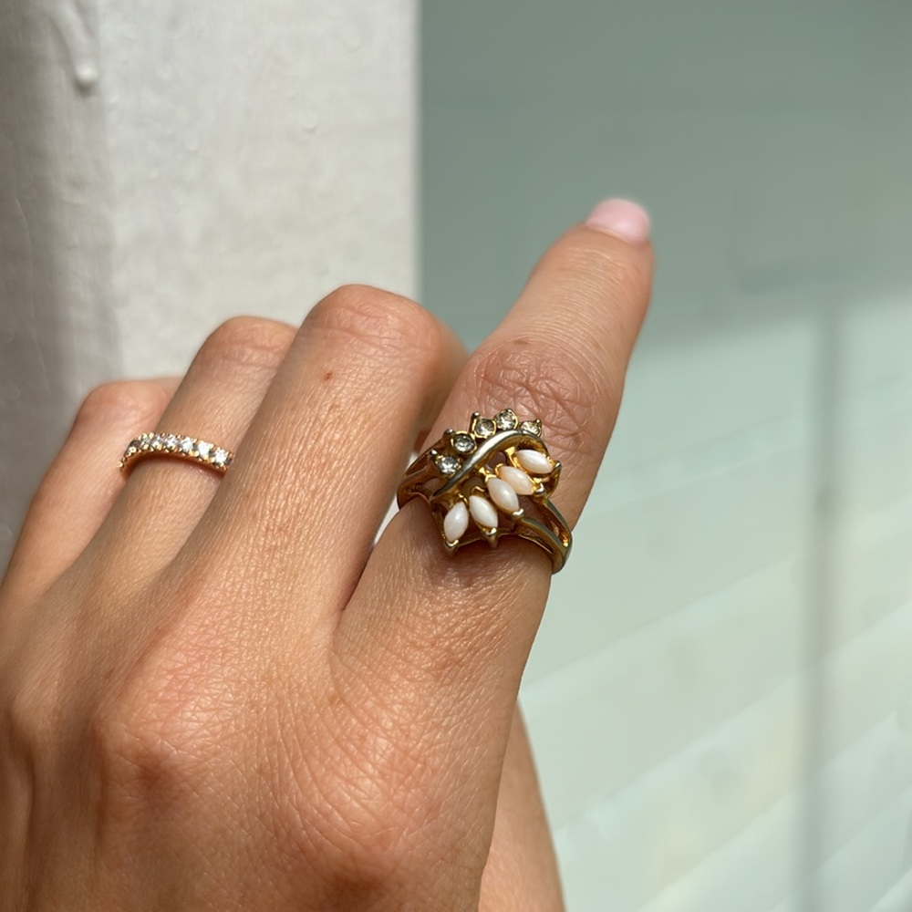 Vintage Ring Gold Tone Pearl-esque Rhinestone Size 6